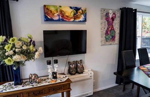 Avonhead House | Eclectic Cottage Holiday FREE Wi-Fi