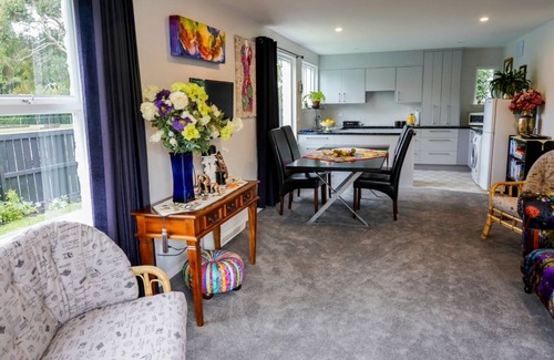 Avonhead House | Eclectic Cottage Holiday FREE Wi-Fi