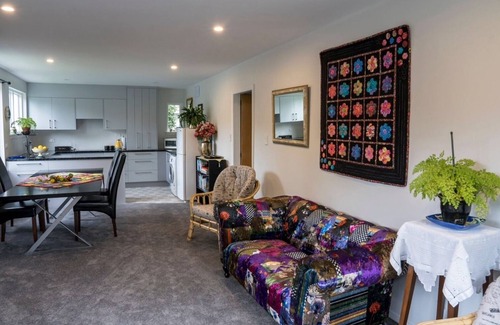 Avonhead House | Eclectic Cottage Holiday FREE Wi-Fi