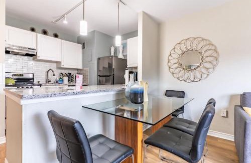Downtown Seattle House | Eclectic Downtown & Cap Hill King bed & Kitchen