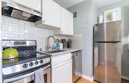 Downtown Seattle House | Eclectic Downtown & Cap Hill King bed & Kitchen