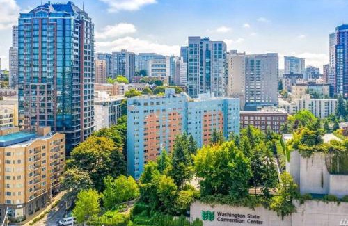 Downtown Seattle House | Eclectic Downtown & Cap Hill King bed & Kitchen