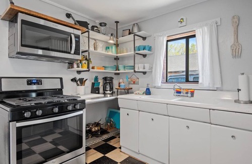 Southside House | Eclectic & Fun Lumberyard Urban Cabin #1 in downtown, next to NAU