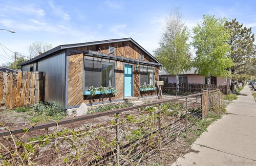 Southside House | Eclectic & Fun Lumberyard Urban Cabin #1 in downtown, next to NAU