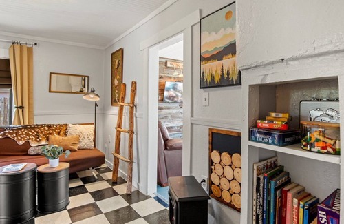 Southside House | Eclectic & Fun Lumberyard Urban Cabin #1 in downtown, next to NAU