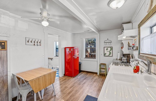 Southside House | Eclectic & Fun Lumberyard Urban Cabin #3, in downtown near NAU