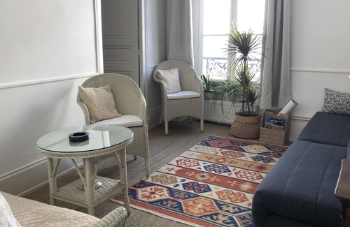 Centre Condo | Eclectic Haussmanian apartment lots of charm very central