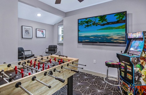 Murray Hill House | Eclectic Home - sleeps 8 with Gameroom
