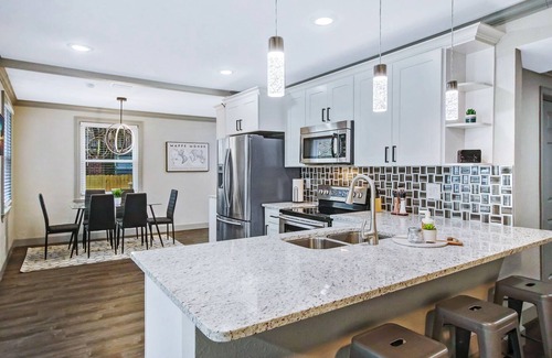 Murray Hill House | Eclectic Home - sleeps 8 with Gameroom