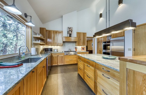 Black Butte Ranch House | Eclectic home with pool, private hot tub, & grill