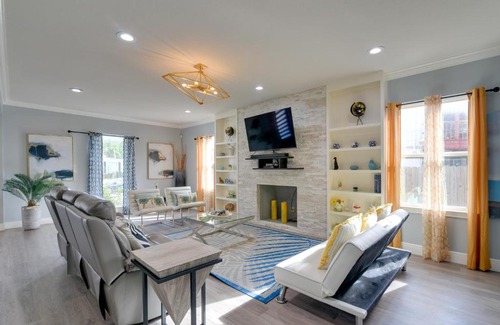 Riverside Terrace House | Eclectic Houston Home with Pool Table, 5 Mi to Dtwn