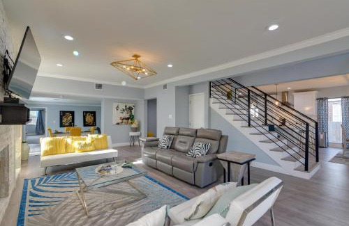 Riverside Terrace House | Eclectic Houston Home with Pool Table, 5 Mi to Dtwn