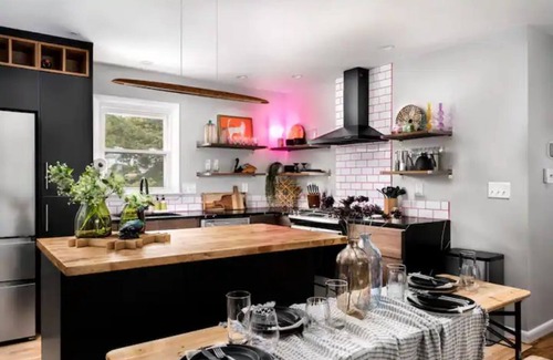 Waverly Hills House | Eclectic Mid Century Modern 3BD/3BA with *Hot Tub*