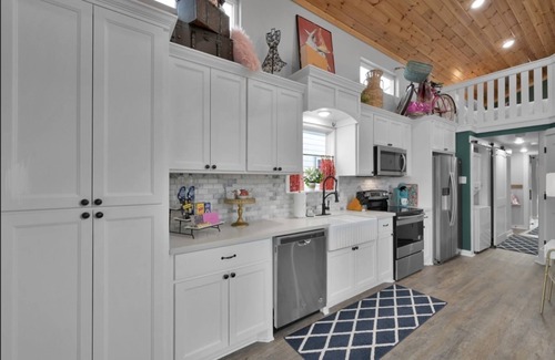 Willis Cottage | Eclectic Mix Of Marilyn, Artwork, and Southern Charm