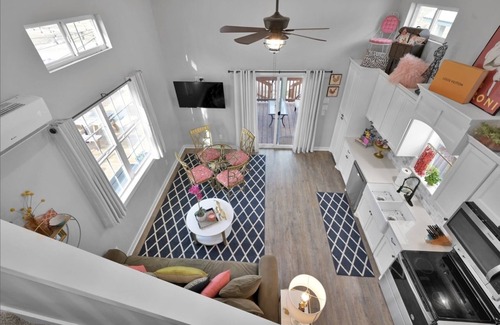 Willis Cottage | Eclectic Mix Of Marilyn, Artwork, and Southern Charm