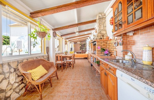 Arruda dos Vinhos Apartment | Eclectic oasis with poolside charm in Arranhó