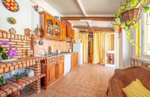 Arruda dos Vinhos Apartment | Eclectic oasis with poolside charm in Arranhó