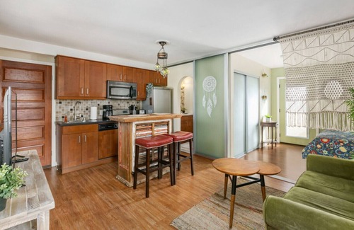 South Park Apartment | Eclectic studio in the heart of South Park!