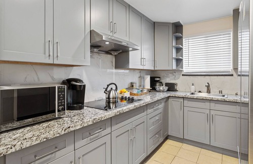 Menlo Park House | Eclectic Tech and Family Friendly with Gaming 5 min Walk to Meta in Menlo Park