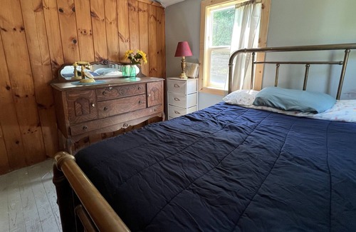 Malletts Bay Cabin | ECLIPSE WEEKEND! On the causeway!