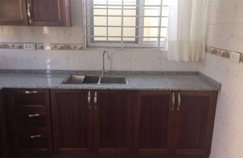 Roman Ridge House | Eco-Friendly 3-floor Townhouse