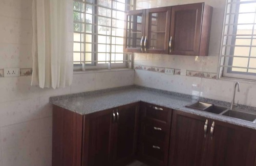 Roman Ridge House | Eco-Friendly 3-floor Townhouse