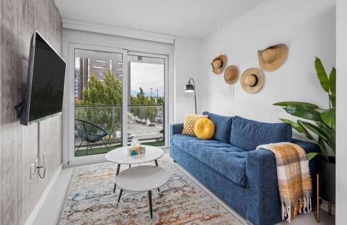 Mount Pleasant Apartment | Eco-Friendly Condo with AC Gym and Parking near SkyTrain for 5