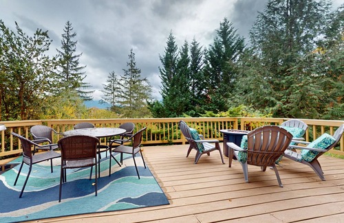 Startup Cabin | Eco-friendly log cabin with amazing views, deck, covered porch, grill, & firepit