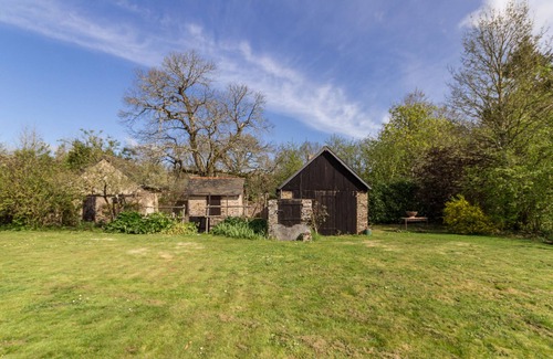 Joue-sur-Erdre Cottage | Eco-Friendly Retreat Near Vioreau Lakes, 5 Bedrooms, Fireplace, Secluded Garden, Pet-Friendly