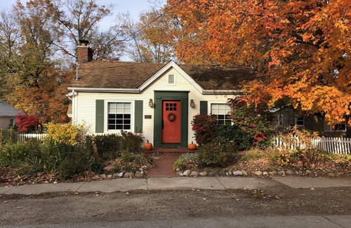 Dexter House | Eco-friendly riverfront home. Close to Ann Arbor and on the Huron River!