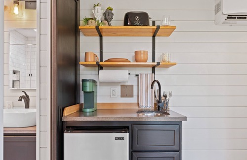 Camas Apartment | Eco Friendly Tiny Container Home Retreat