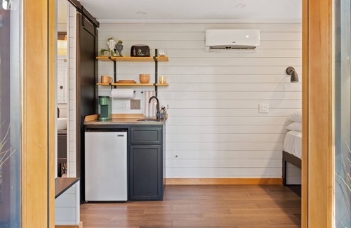 Camas Apartment | Eco Friendly Tiny Container Home Retreat
