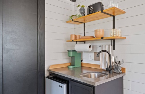 Camas Apartment | Eco Friendly Tiny Container Home Retreat