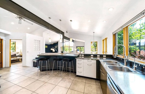 Durango House | Eco-Friendly, Walk to River/Mountain Trail - King Beds - AC - Near Downtown