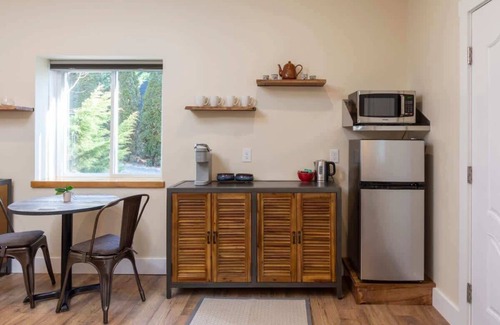 Malvern Hills House | Eco-Luxe 1BDR w/Patio + Free Tix | Near Biltmore