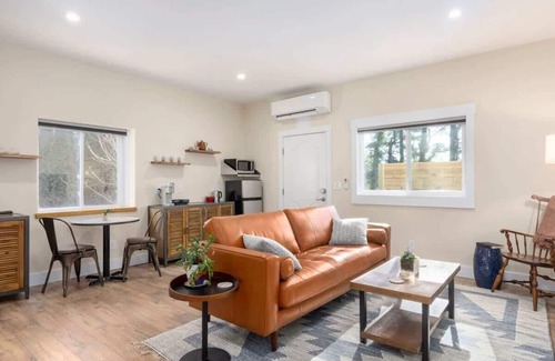 Malvern Hills House | Eco-Luxe 1BDR w/Patio + Free Tix | Near Biltmore