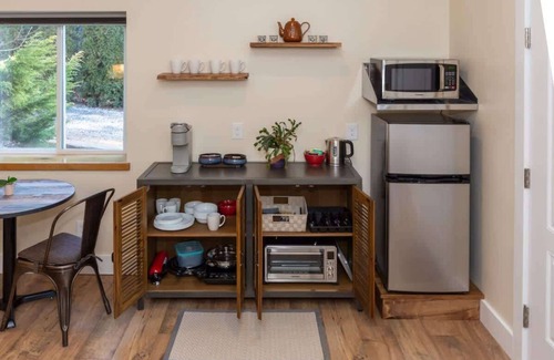 Malvern Hills House | Eco-Luxe 1BDR w/Patio + Free Tix | Near Biltmore