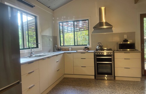 Booroobin Cabin | Eco-luxe studio and amazing Glasshouse Mountains views.