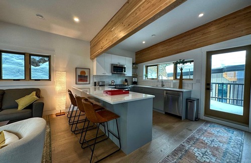 Rossland House | Eco-Luxury Mountain House & Suite - 2 mins to Red Mountain