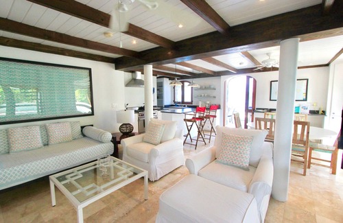 Estate Hansen Bay House | Eco-Luxury Paradise with Amazing Views & Pool