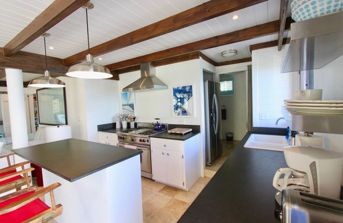 Estate Hansen Bay House | Eco-Luxury Paradise with Amazing Views & Pool