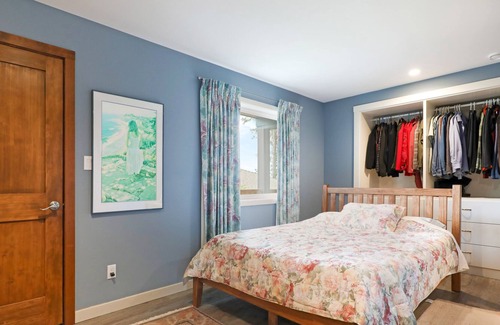 Courtenay Cottage | Eco Roost Vrbo in Royston by the Sea ~ Viewing Decks~ Awesome Ocean, Mtn Views