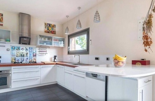 Ceyrat House | Ecological villa between thermal baths and volcanoes; wellness treatments available.