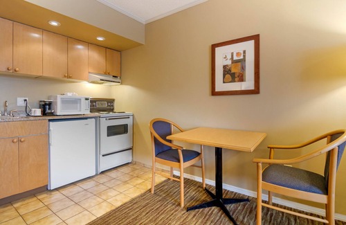 Pemberton Heights Hotel | Econo Lodge Inn & Suites