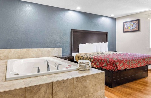 Montrose Hotel | Econo Lodge Akron Copley Northwest