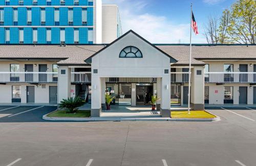 Augusta Cabin | Econo Lodge Augusta, Downtown