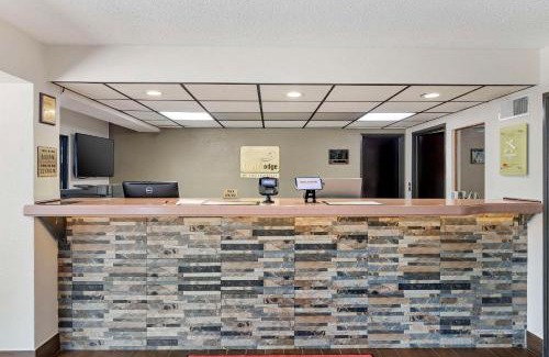 Augusta Cabin | Econo Lodge Augusta, Downtown