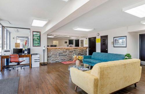 Augusta Cabin | Econo Lodge Augusta, Downtown