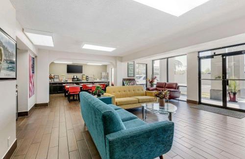 Augusta Cabin | Econo Lodge Augusta, Downtown