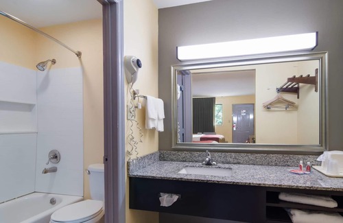 Gold Rock Hotel | Econo Lodge Battleboro - Rocky Mount I-95